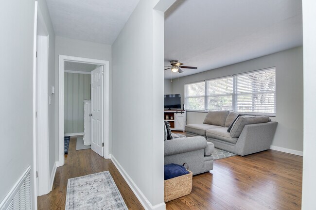 Building Photo - 2426 Brentwood Pl