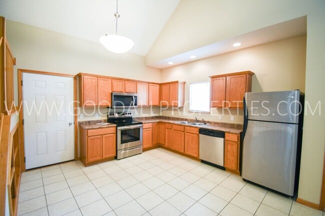 Building Photo - 3 Bedroom 2.5 Bathroom end unit home in Urbandale!!!