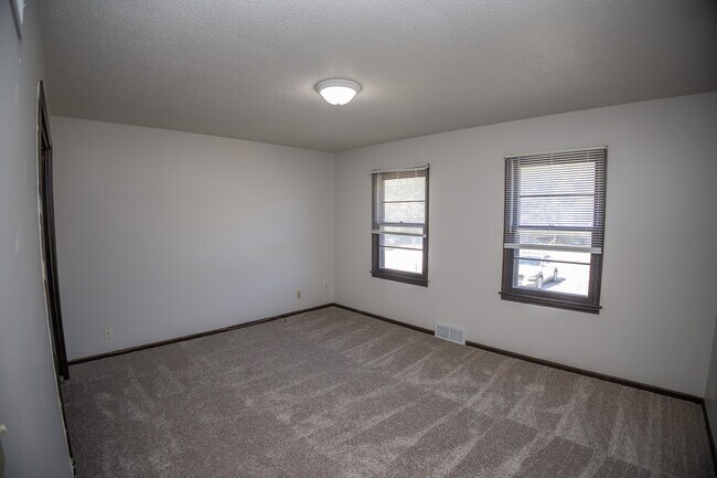 Building Photo - 493-495 Perrey Dr