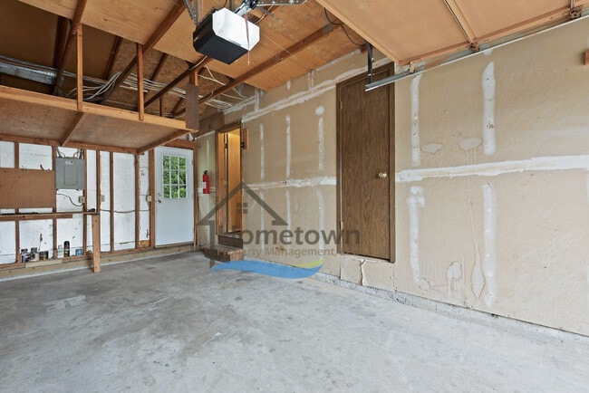 Building Photo - Great 3 Bedroom 2 Bath Duplex with Garage ...