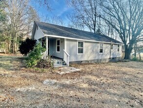 Building Photo - Must view this 2 bedroom, 1 bath home | Lo...