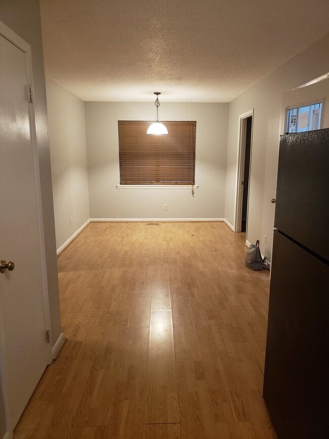 Building Photo - 3 bedroom/2 bath