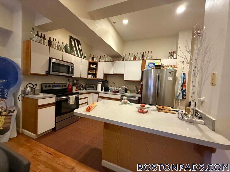 Building Photo - 448 Park Dr