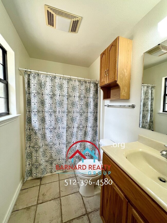 Building Photo - Available July 25: Well Maintained 3/2 Duplex