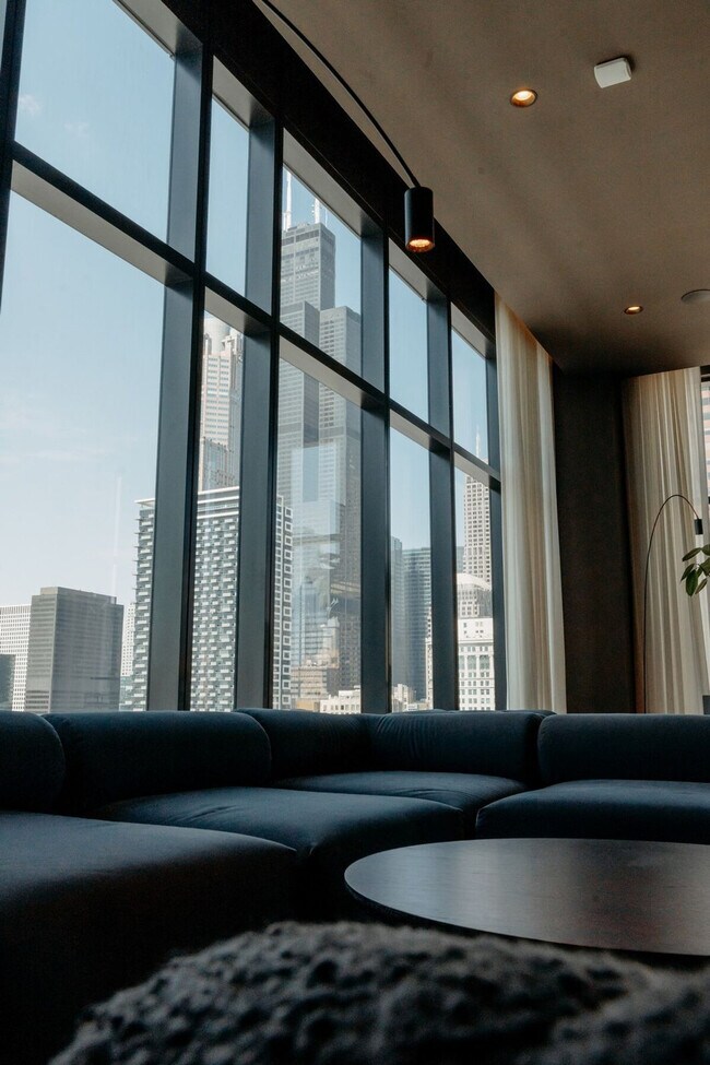 Building Photo - 755 S Clark St