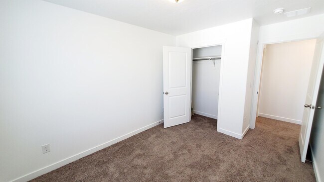 Building Photo - 1043 E Batten Ct