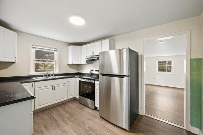 Building Photo - Dolly's