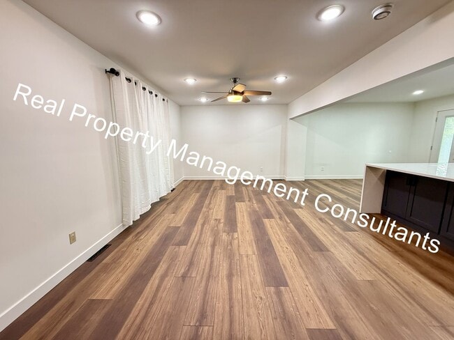 Building Photo - Spacious 4 Bedroom Home in Shawnee Mission!