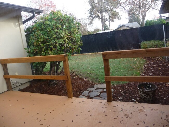 Building Photo - On cul de sac