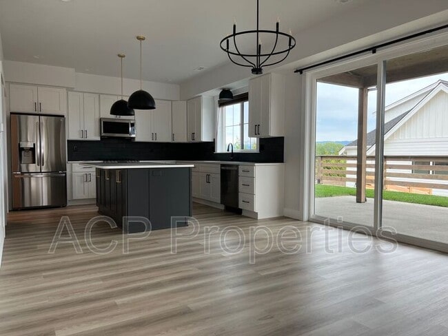 Building Photo - 1570 Farmview Ter