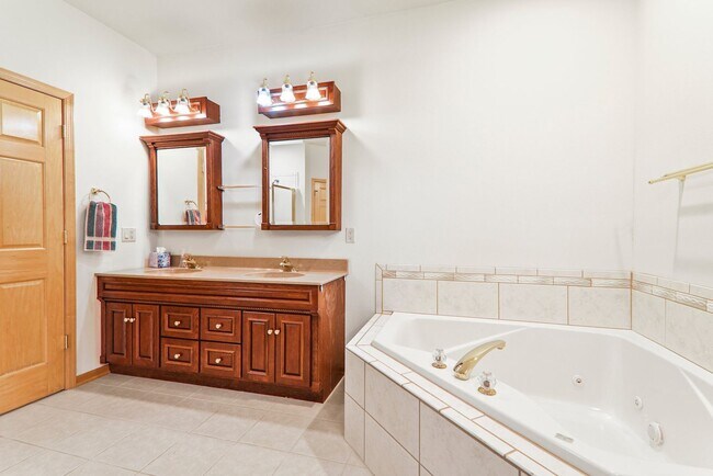 Building Photo - 9621 Shadow Wood Dr