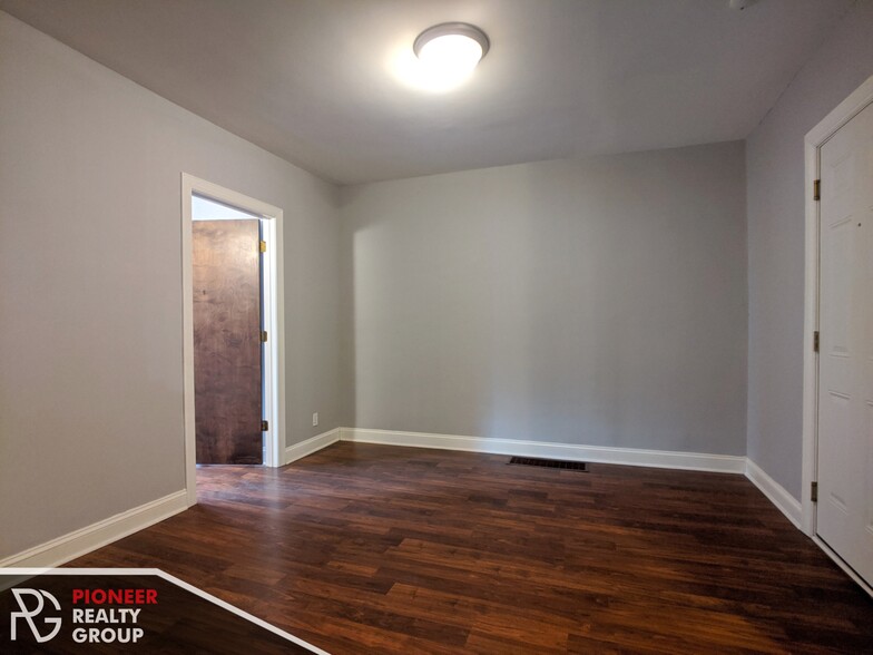 Building Photo - 5029 N Harding Ave