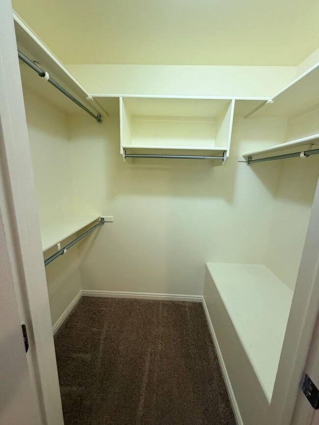 Building Photo - Great location 3 bed, 2.5 bath, 1 car garage townhome in the Dino Tracks area.