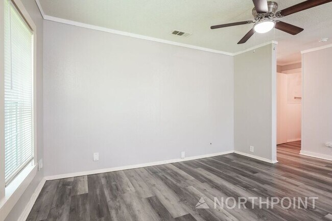 Building Photo - 1211 Country Club Rd