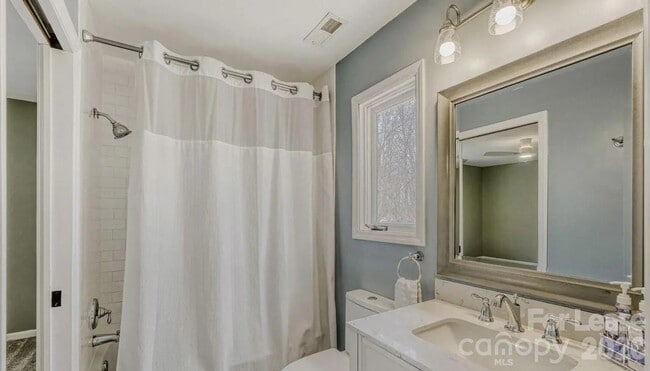 Building Photo - 120 Tall Oak Dr