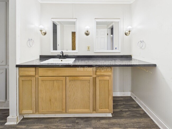 Building Photo - 15 Hayfield Ln