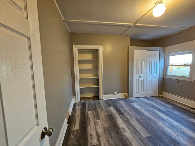 Building Photo - Newly updated 3 bedroom 1 bath apartment in the Northside!