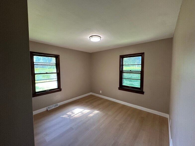 Building Photo - 21795 Longview Dr