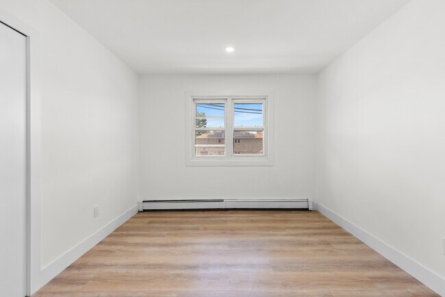 Building Photo - 302 E Harriet Ave