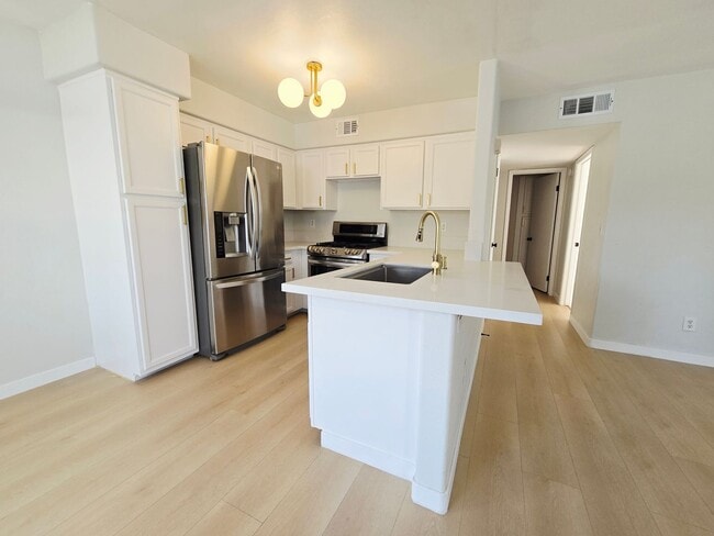 Building Photo - RENOVATED 2BD/2BA NEAR STRIP!