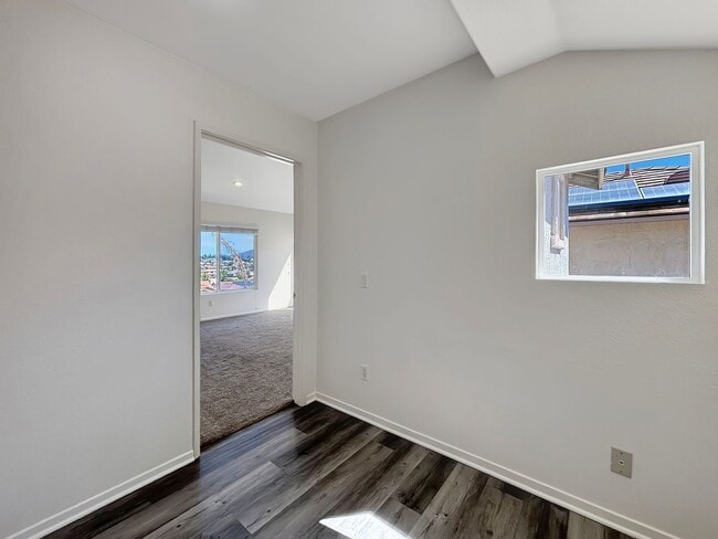 Building Photo - Beautiful 5BD/3BA House in Otay Ranch W/ W...