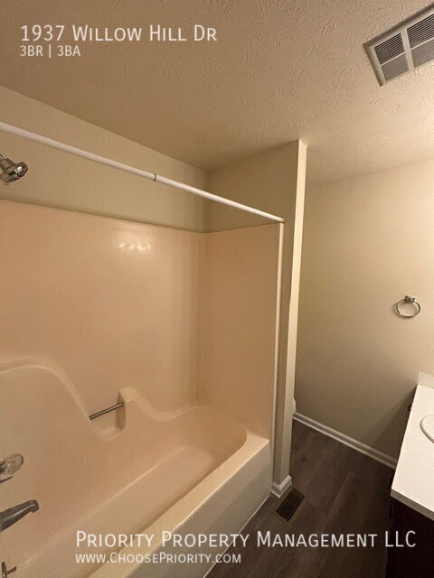 Building Photo - 1937 Willow Hill Dr