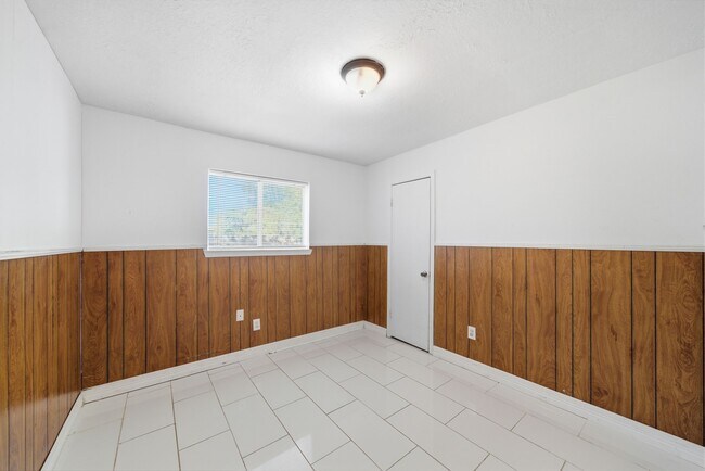 Building Photo - 16957 Glen Eagle Dr N