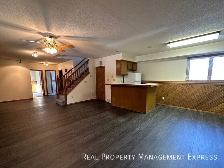 Building Photo - Stunning 4 Bedroom 2.5 Bath Home in South East Sioux Falls