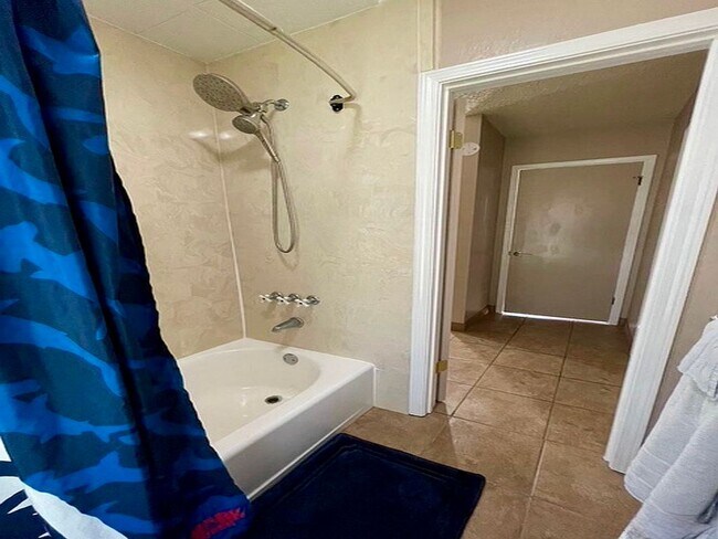 Building Photo - Spacious 3BR/2.5BA Retreat in Briarwood Es...