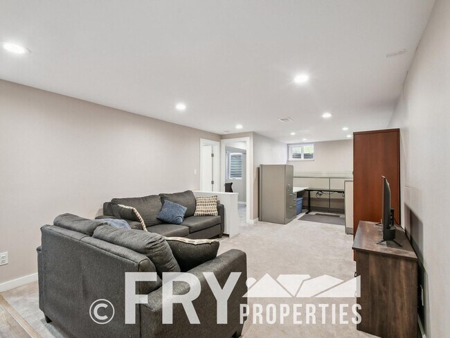 Building Photo - Spacious Five-Bedroom - Great For Entertaining