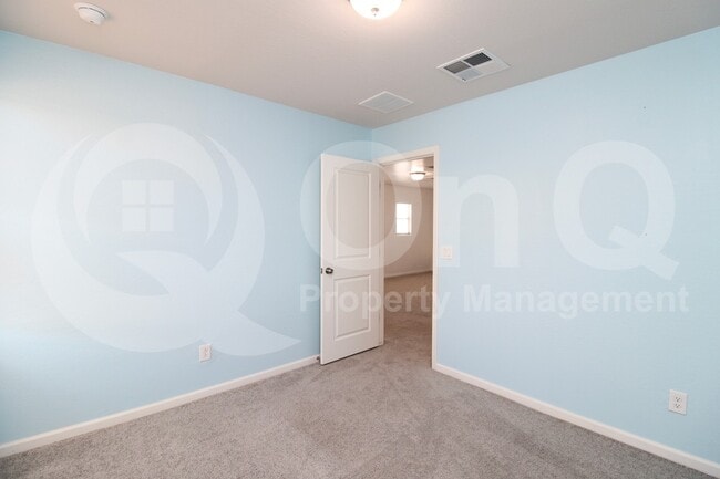 Building Photo - 822 N Navajo Ln