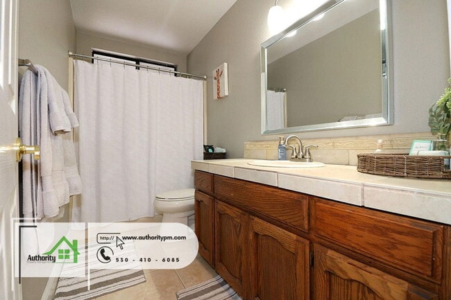 Building Photo - 705 Country Oak Dr