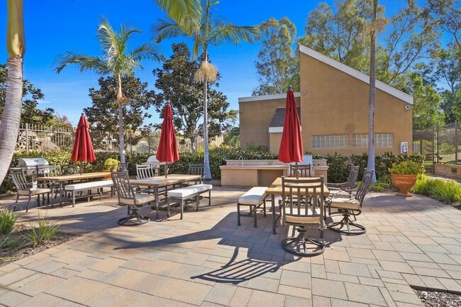 Building Photo - Rehabbed Newport Beach Townhome