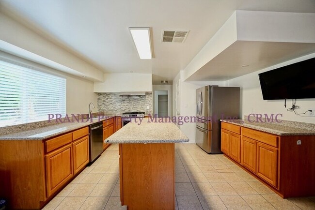 Building Photo - 13 Maple Ave