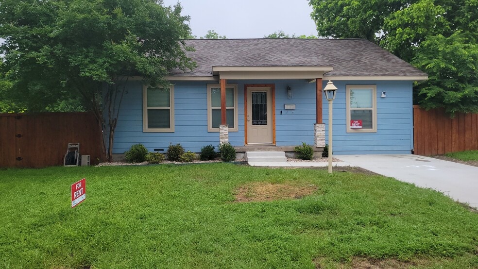 3 bed 2 bathroom completely remodeled 4 years ago. The home features a large master bedroom with ons - 220 Sendero Dr