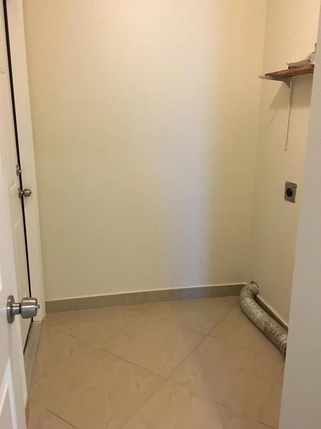 Building Photo - 4458 Dewey Dr