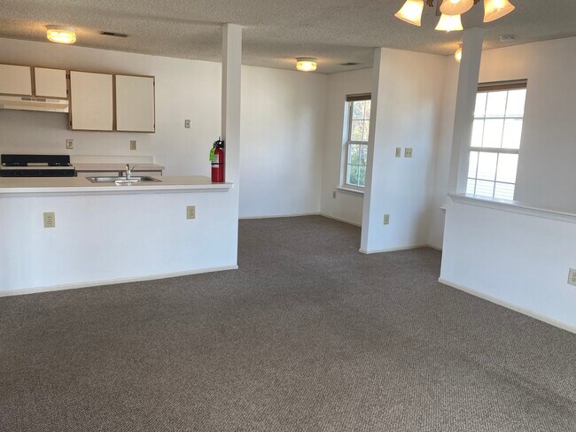 Building Photo - 26 Des Moines Ct