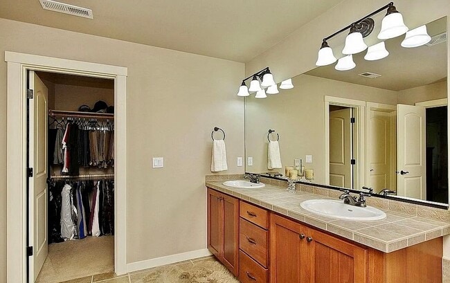 Building Photo - 3 Bed, 2.5 Bath Tigard Home with Entertain...