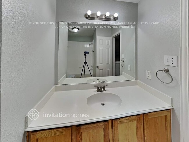 Building Photo - 1525 Swan Lake Dr