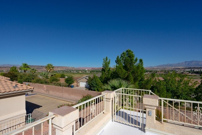 Building Photo - Spacious 6 Bedroom Home with a Balcony!