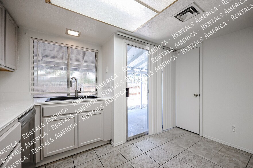 Building Photo - 10100 N 89th Ave