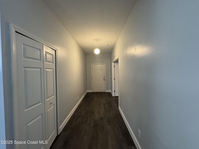 Building Photo - 2425 Bayhill Dr