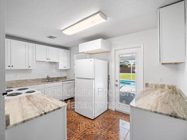 Building Photo - 2033 Robinhood Dr