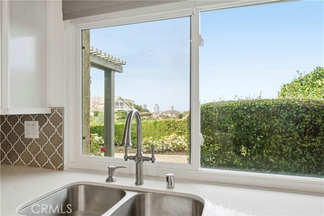 Building Photo - 2007 Yacht Mischief