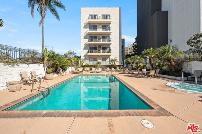 Building Photo - 1115 S Elm Dr