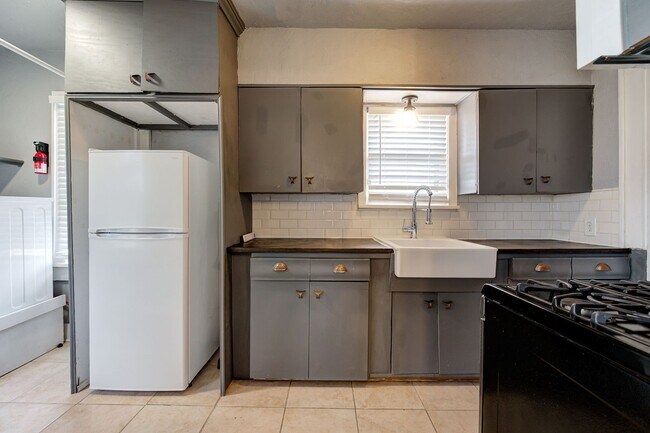 Building Photo - Charming 2-Bed, 1-Bath Upstairs Duplex Near the Paseo District * * * $350 MOVE-IN SPECIAL * * *