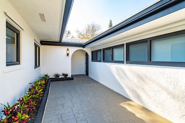 Building Photo - 704 NE 2nd St