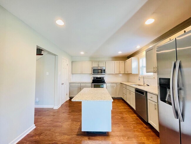 Building Photo - 223 Raintree Ln