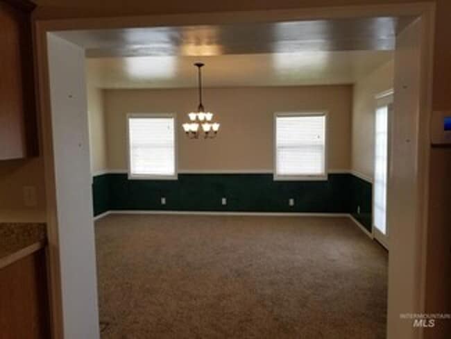 Building Photo - Rare 4 bedroom, 2 bath home on cul-de-sac.