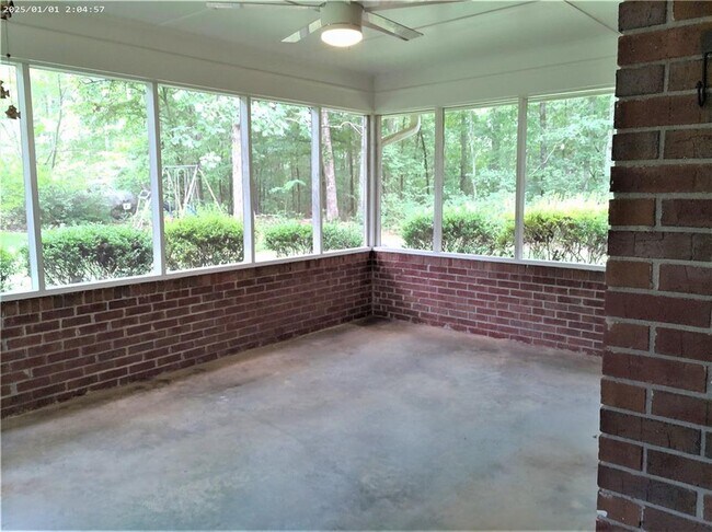 Building Photo - 1431 Chambers Rd